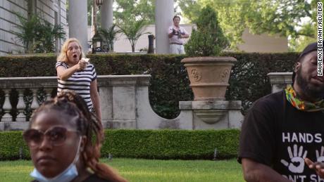 Prosecutor investigating couple who waved guns at protesters
says she's being targeted 1