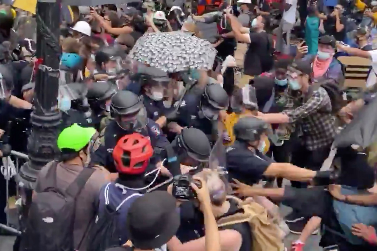 NYPD cops retreat from City Hall protesters after early
morning clash 1