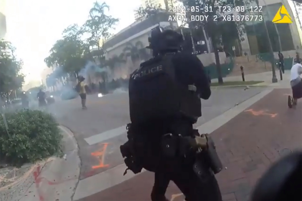 Video shows cops laughing as they shoot protesters with
rubber bullets 1