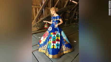 Teen's coronavirus-themed prom dress made of duct tape is a
work of art 1