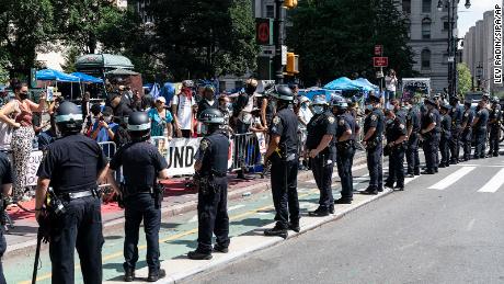 18 police officers injured in Chicago protest 1