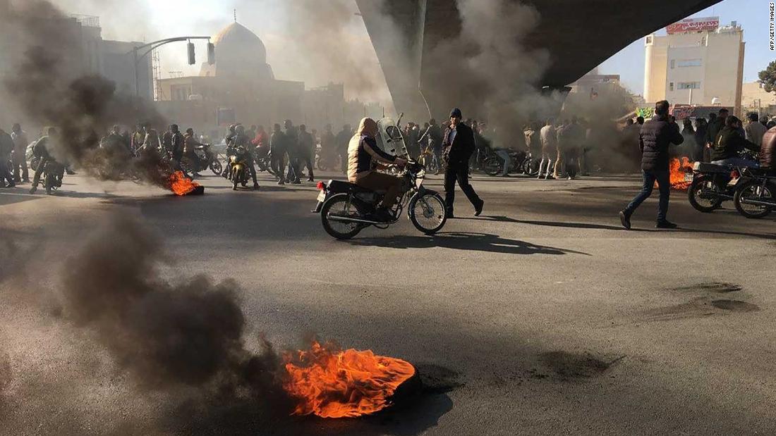 Iran under pressure to halt executions for three
protesters 1