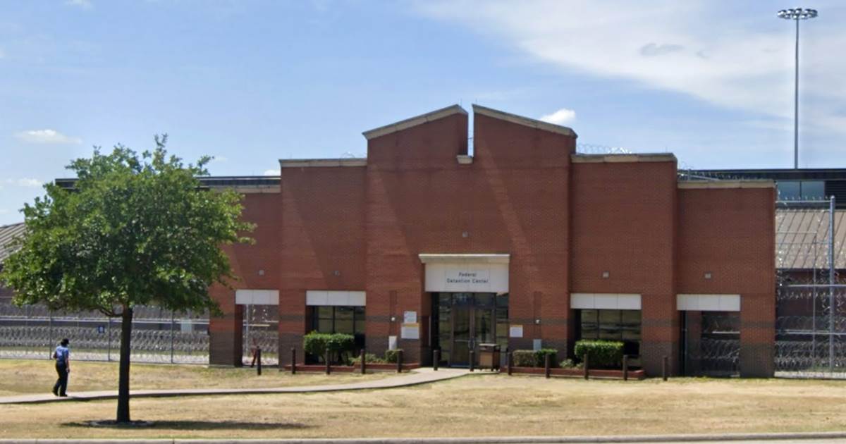 1,000 federal inmates at Texas prison test positive for
COVID-19 1