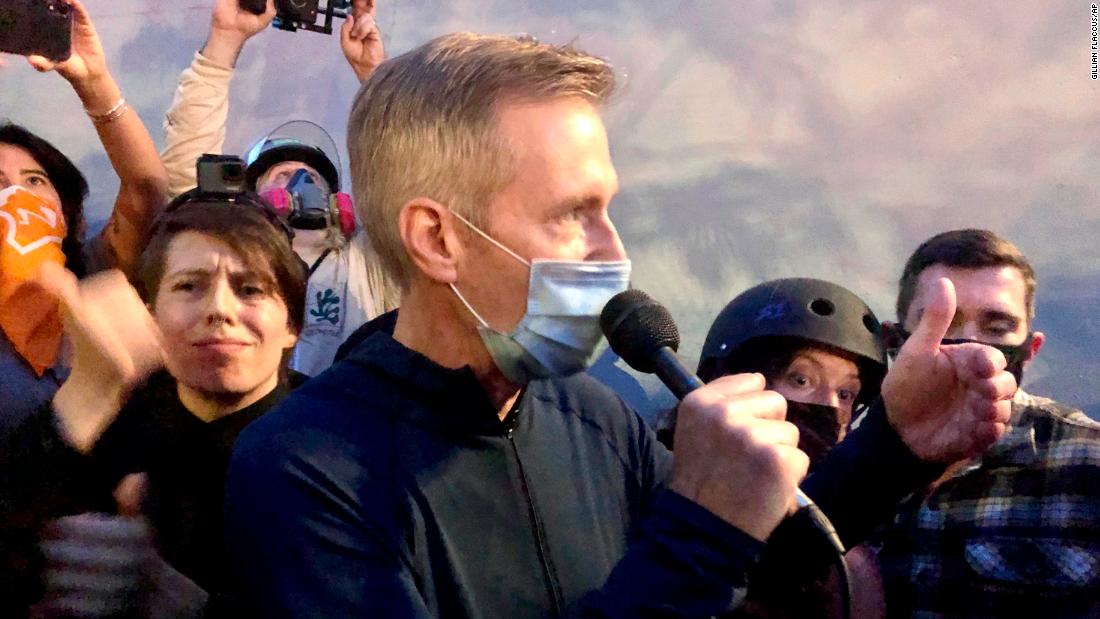 Portland mayor tells protesters he will do 'everything in my
power' to rid city of federal agents 1