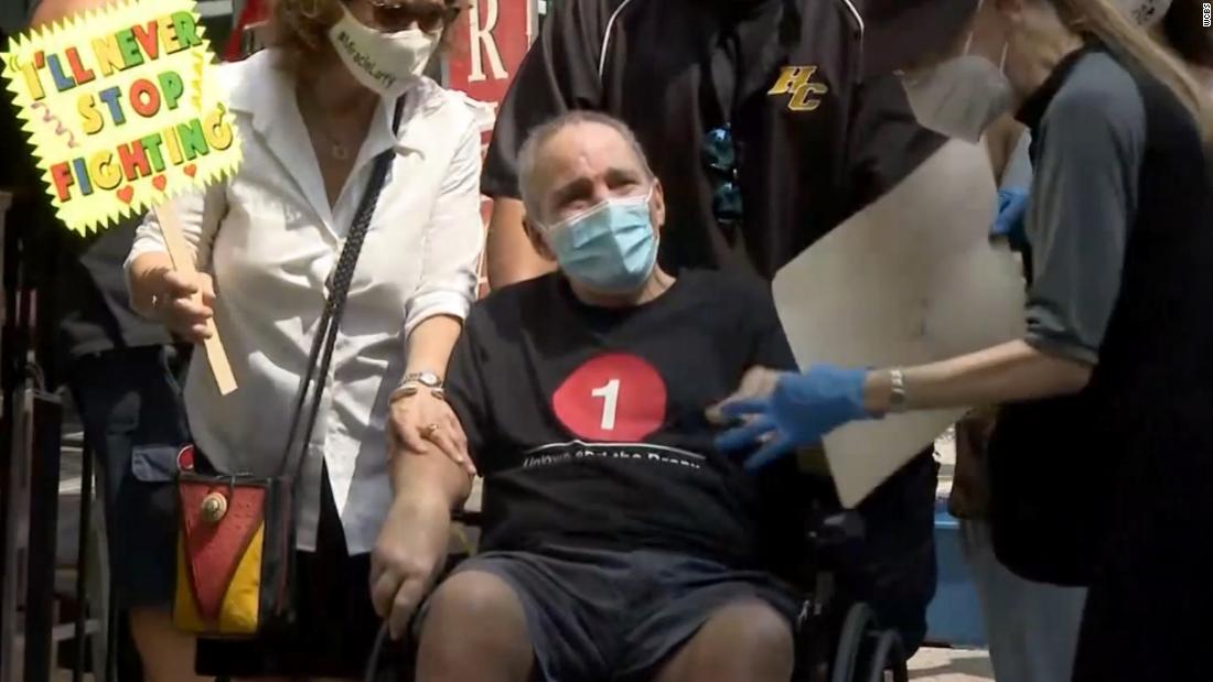 After 128 days in a hospital -- 51 on a ventilator --
Covid-19 survivor 'Miracle Larry' is finally home 1