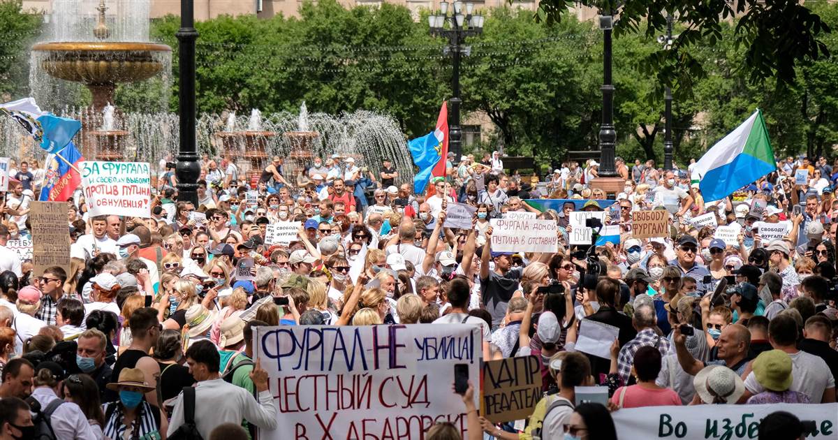 Thousands protest against Kremlin in Russian far east for
third weekend in a row 1