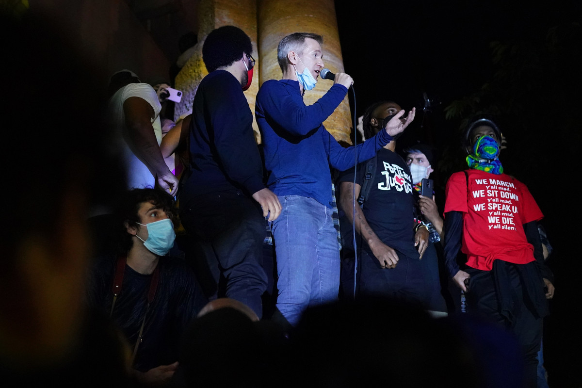 Americans split on whether local lawmakers encourage violent
protests 1