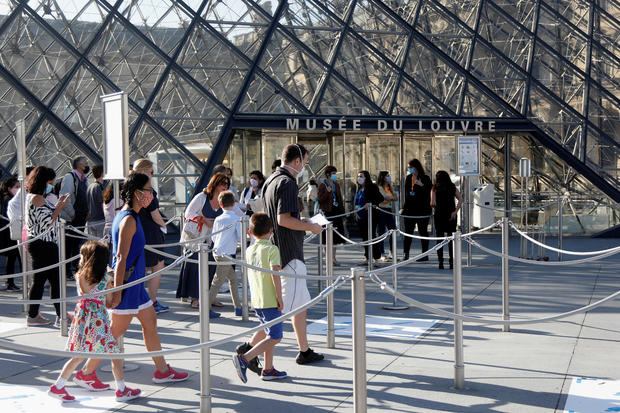 Louvre reopens after four-month closing due to
coronavirus 1