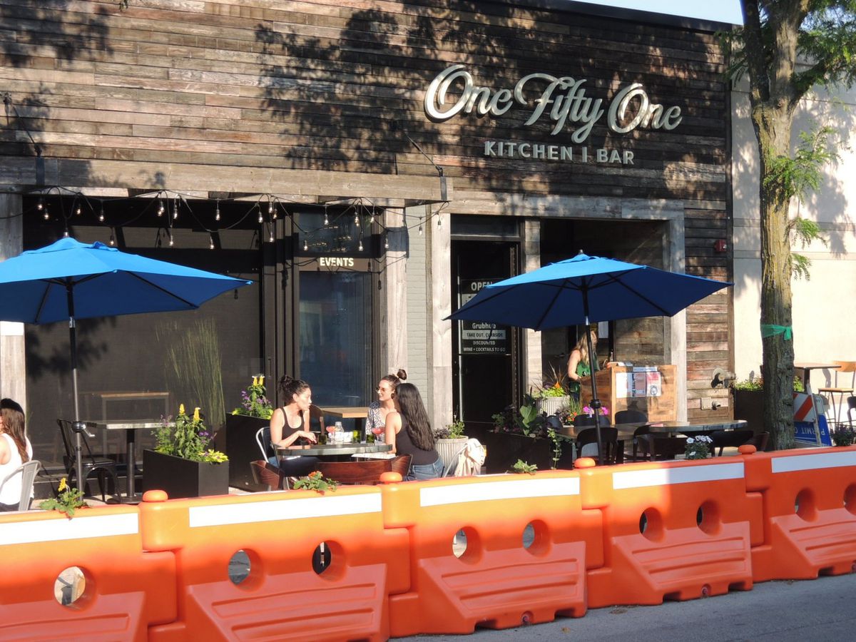 Chicago bars and restaurants must close by midnight to help
prevent COVID-19 spread 1 Chicago bars and restaurants must close by midnight to help
prevent COVID-19 spread 1