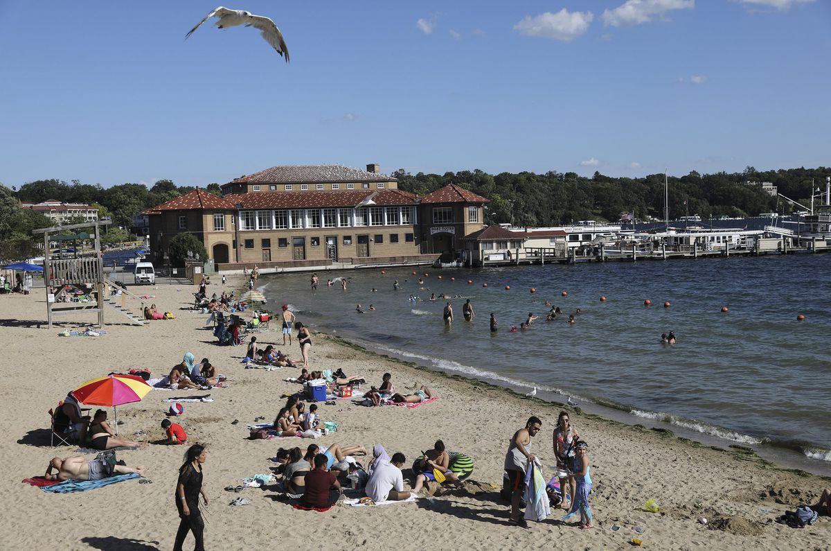 Traveling outside Illinois? Chicago residents must
quarantine after visiting 22 states. Here’s what you need to know
to avoid a large fine. 1