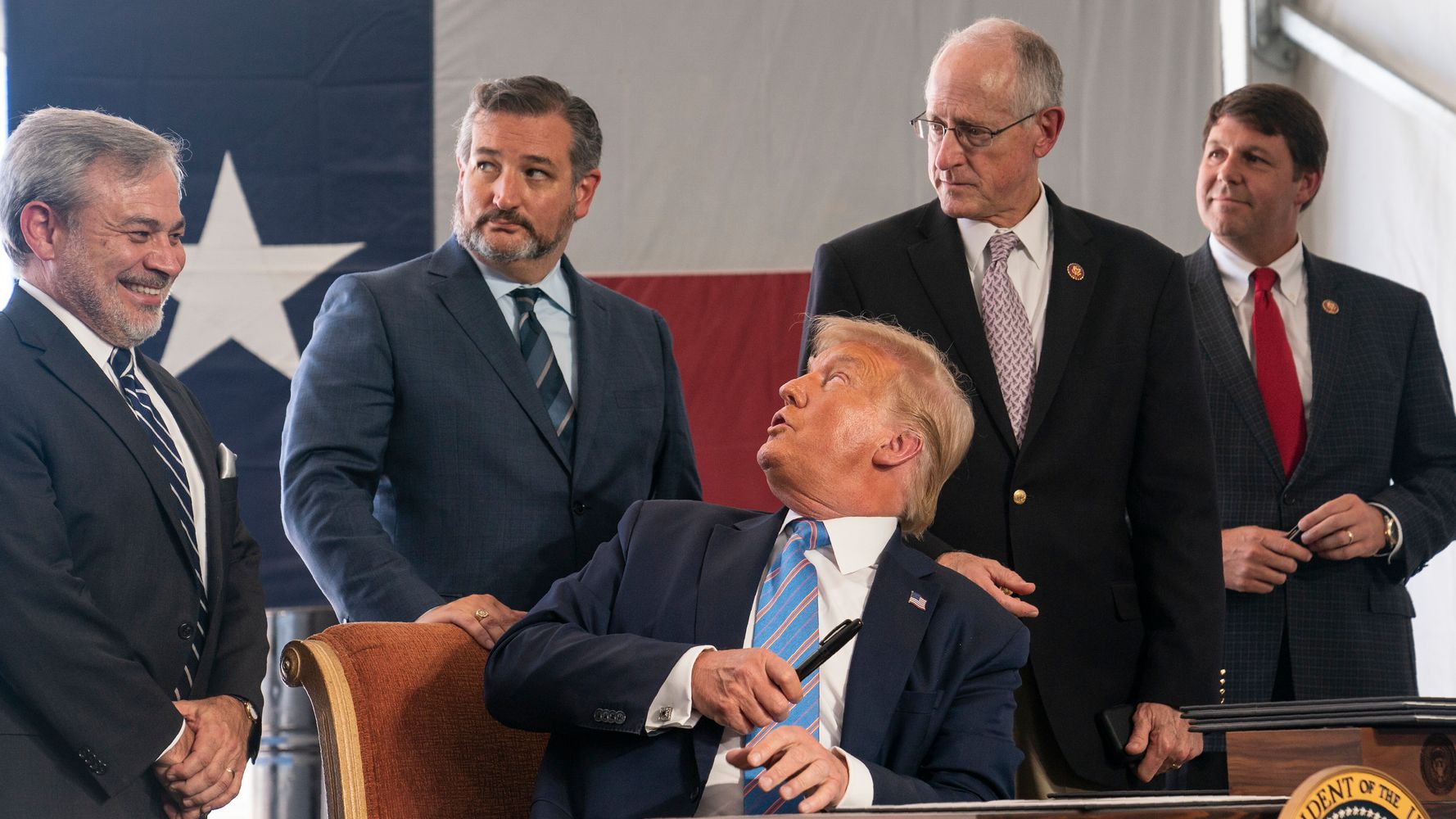 Infectious Disease Expert Laments ‘Distressing’ Lack Of
Masks At Trump Event 1