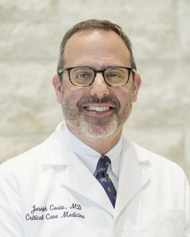ICU chief "selflessly" who treated patients dies from
COVID-19. 1