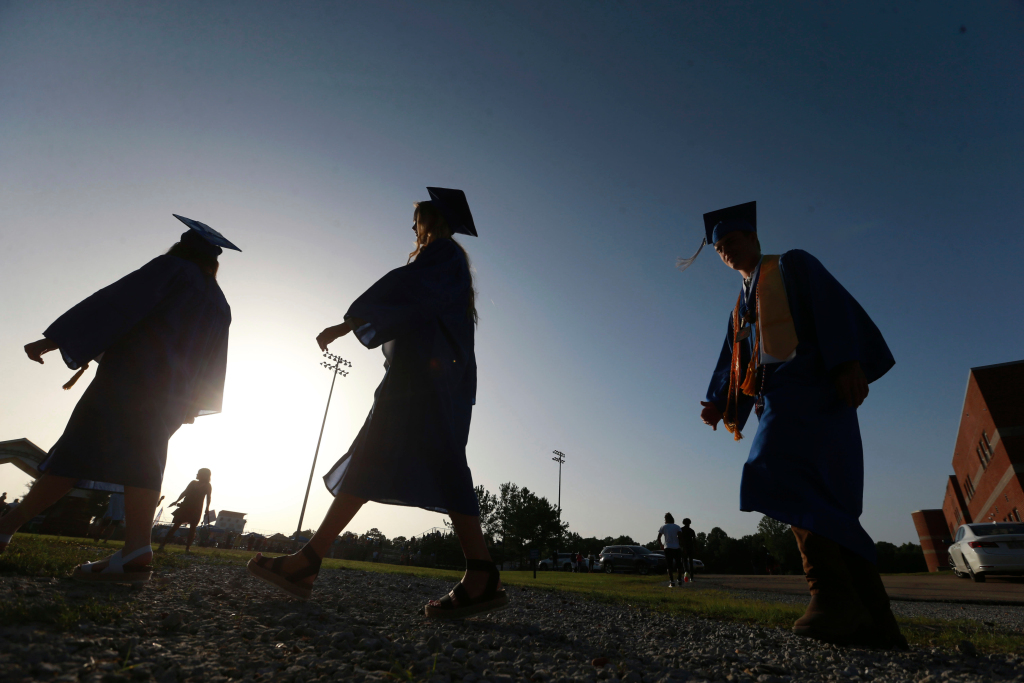 Amid coronavirus pandemic, fewer students seek federal aid
for college 1
