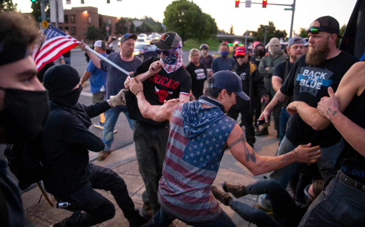 Protester, driver have intense standoff at gunpoint in
Oregon 1