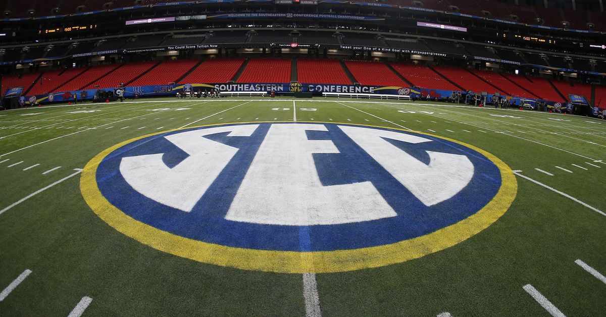 Commentary: With COVID-19 still lurking, is a college
football season even worth it? 1