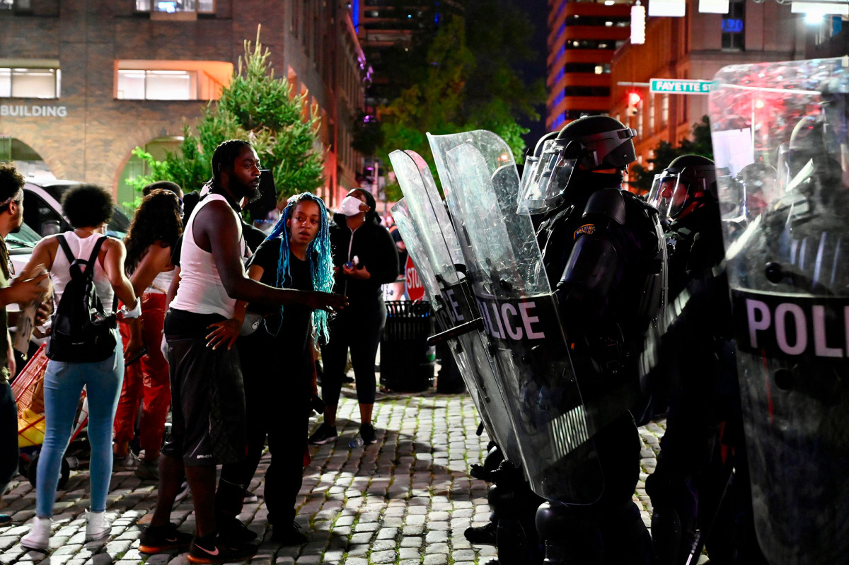 Protesters vandalize police union building in
Baltimore 1