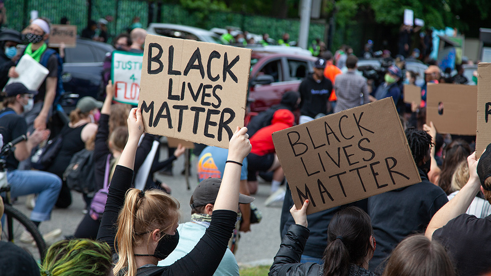 "Reckless" activists now staging protests in front of public
officials' homes - reports 1