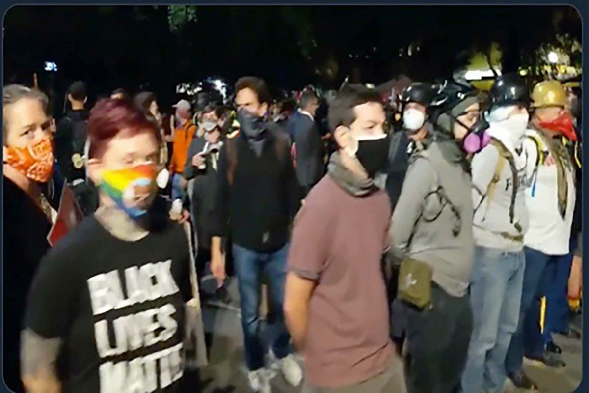 New ‘wall’ of military veterans protect protesters in
Portland 1
