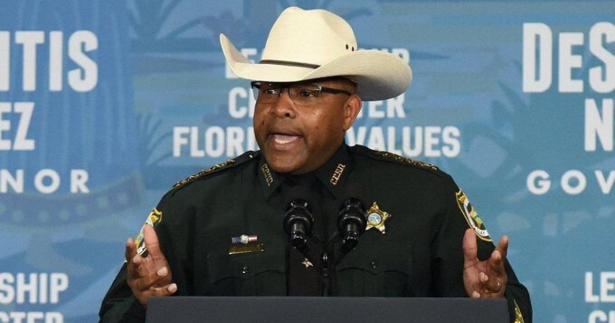 Black Florida Sheriff Vows To Deputize Gun Owners If Rioters
Come to His County 1 Black Florida Sheriff Vows To Deputize Gun Owners If Rioters
Come to His County 1