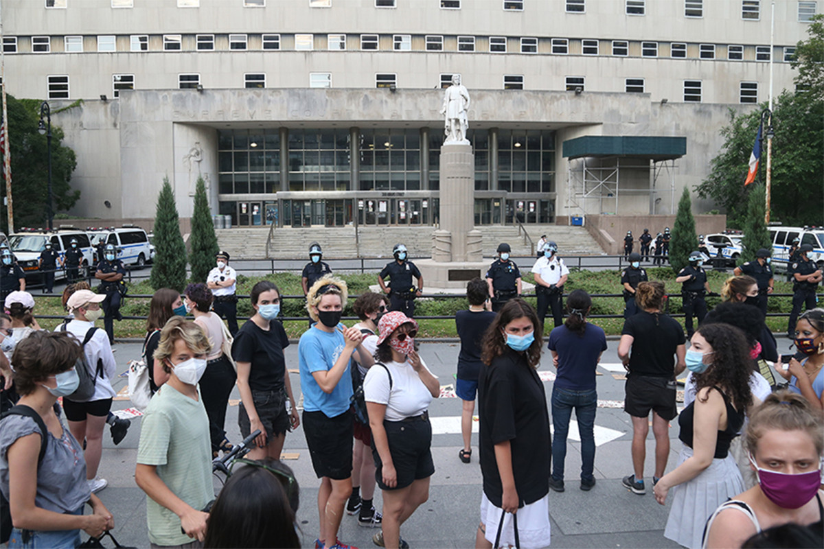 Baltimore protesters topple Christopher Columbus statue,
toss it into Inner Harbor 1