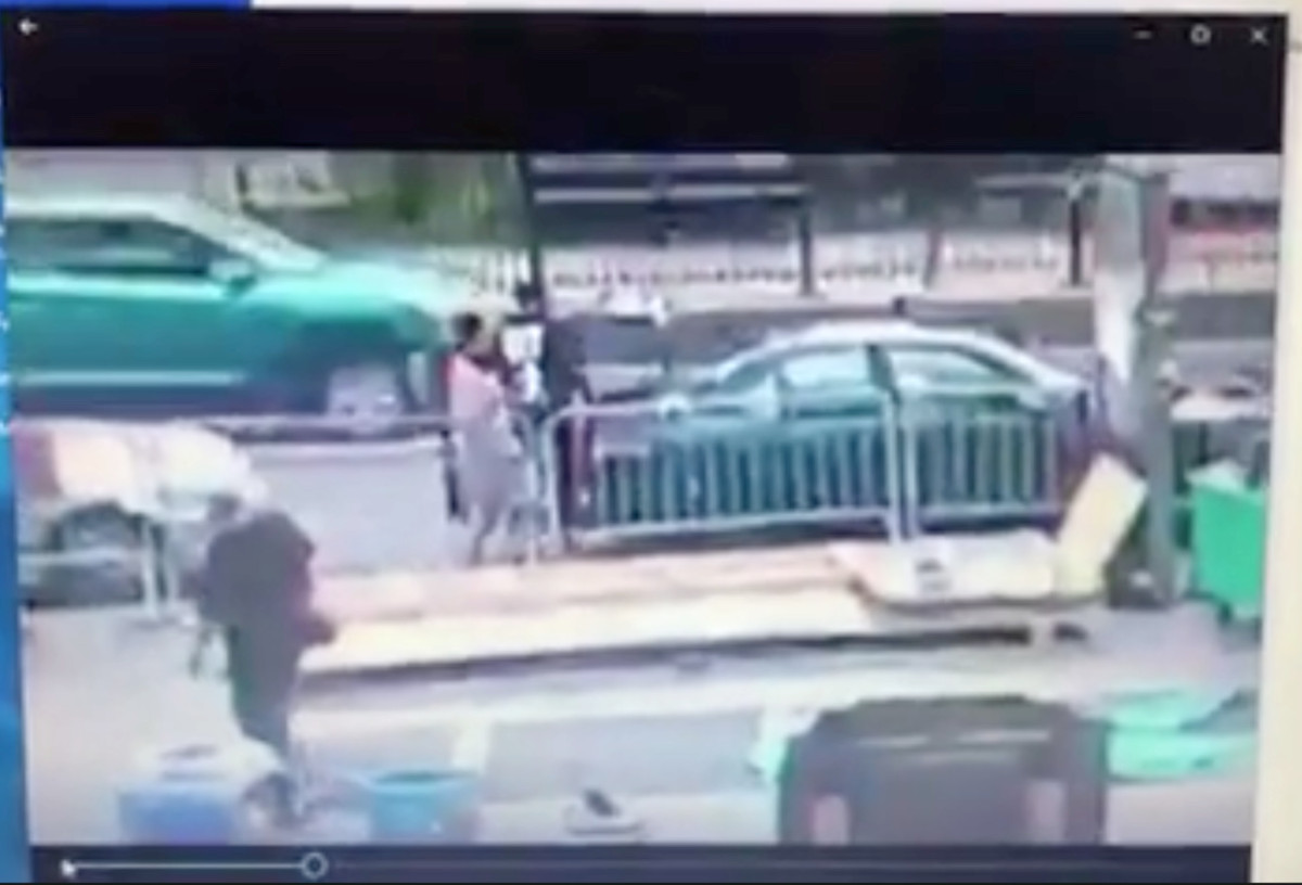 Video shows protesters get shipment of bats before Brooklyn
Bridge brawl 1