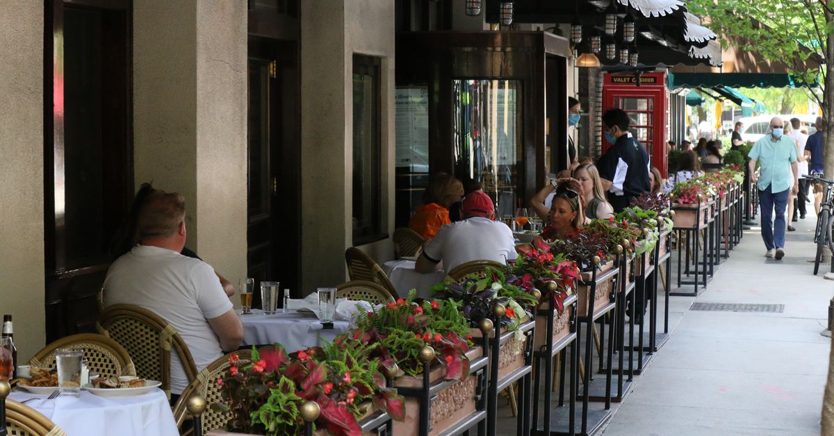 Dining out during the COVID-19 pandemic — what are the
risks? 1