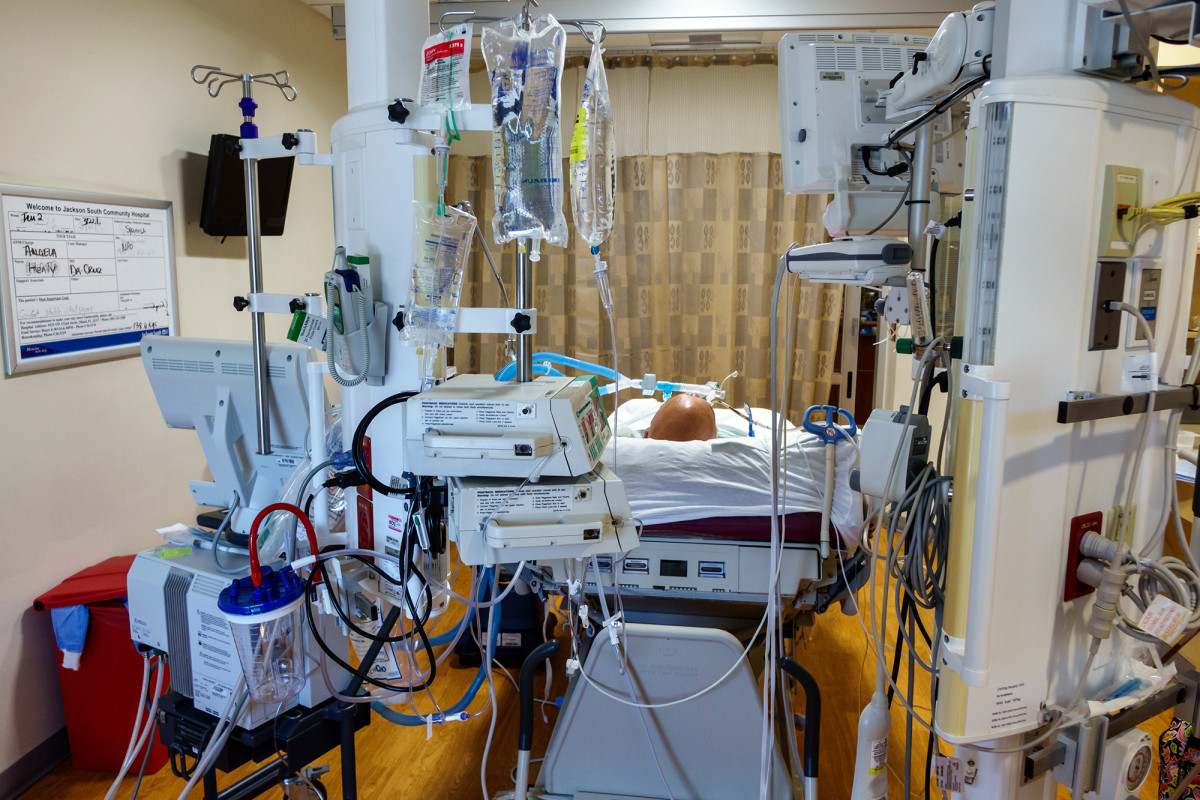 ICUs in Florida reach capacity amid coronavirus
surge 1