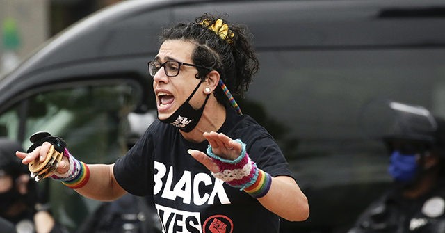 Reports: Federal Officers Detain Portland Protesters in
Unmarked Vans 1