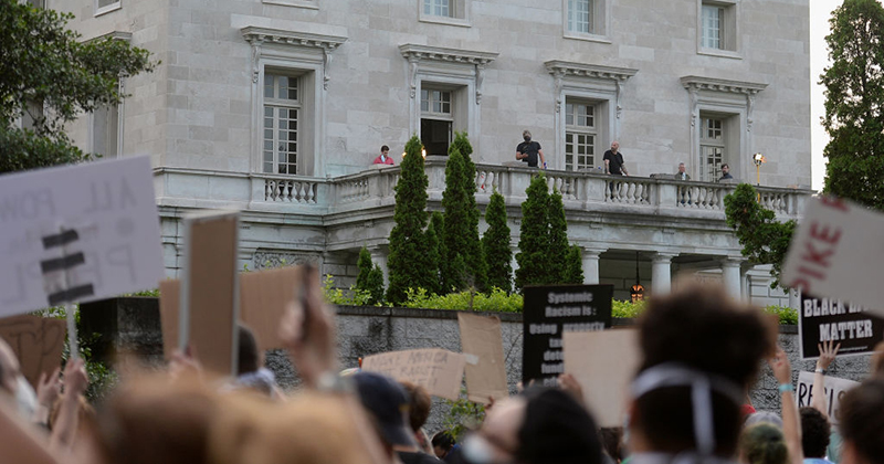 Hundreds Of ‘Justice’ Protesters Return To Armed Couple’s
Home 1