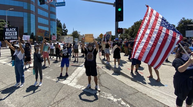 More protests underway in L.A. after previous day ends with
injuries, arrests 1