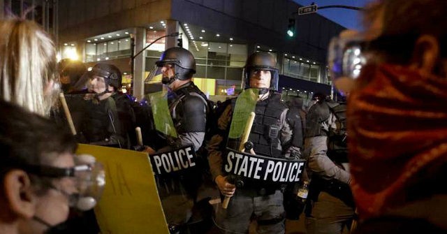 Record Number of Cops Quit in Kentucky in Wake of
Anti-Police Protests 1