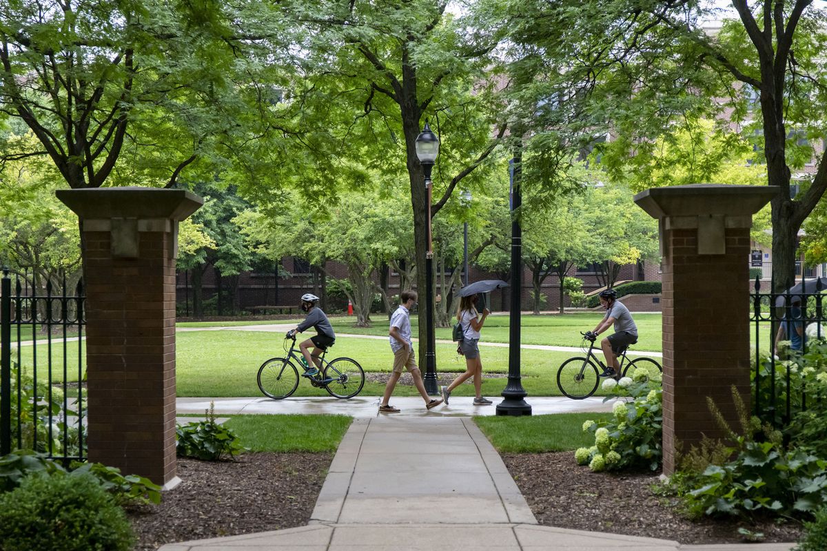College students from states under Chicago’s quarantine
order can begin their stints in isolation before traveling to
Illinois — if their school allows 1
