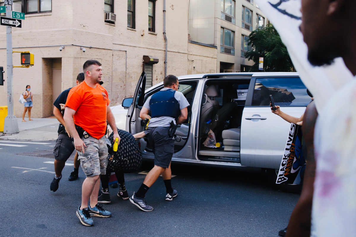 Manhattan protester busted by NYPD, loaded into unmarked
minivan 1