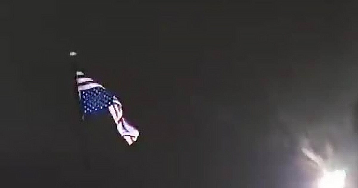 VIDEO: Portland Rioters Occupy Exterior of Federal
Courthouse, Raise American Flag Upside Down 1