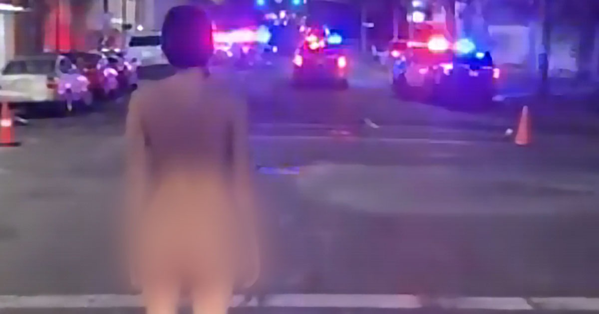 VIDEO: Disrobed Protester Flashes Portland Police, Forces
Them to Retreat 1