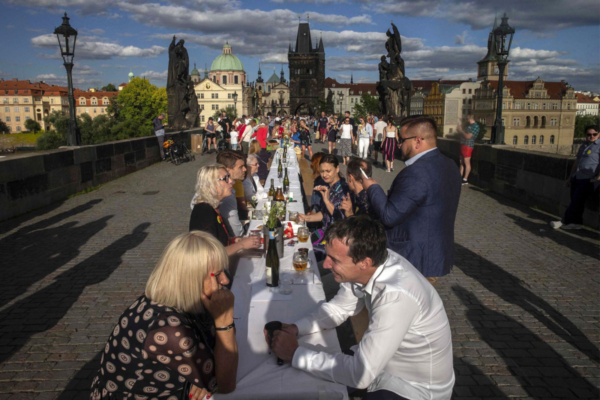 Prague celebrates end of coronavirus lockdown with massive
dinner party 1