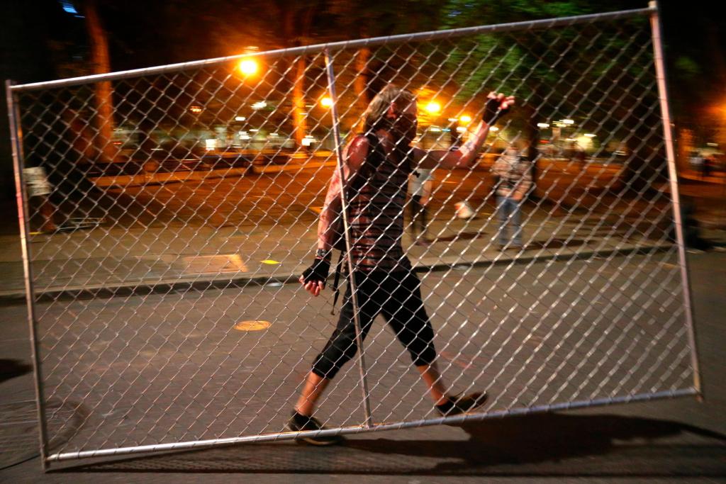 House leaders ‘alarmed’ federal officers policing
protests 1