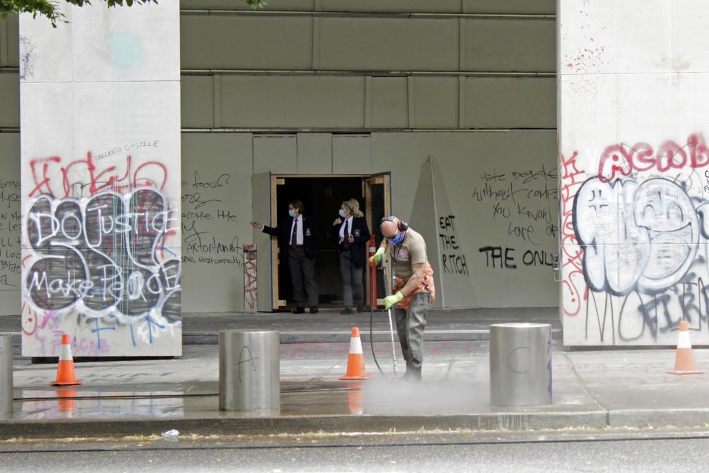 US official visits Portland, calls protesters
‘anarchists’ 1