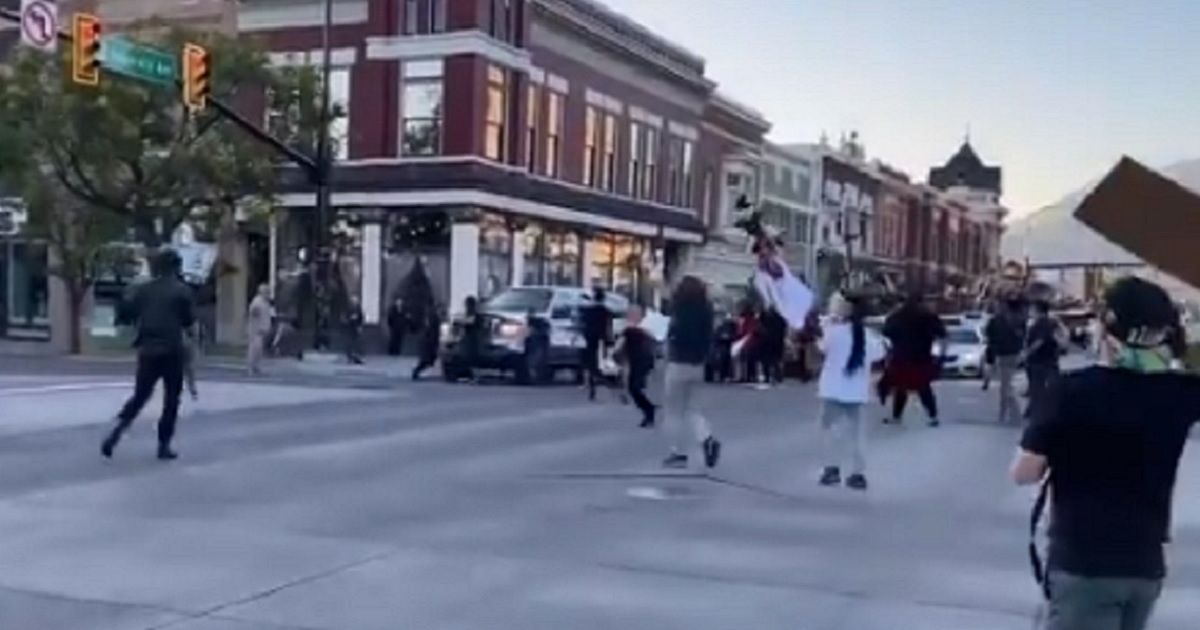 BLM Rioter Shoots SUV Driver as He Tries To Escape Angry Mob
Surrounding Vehicle 1