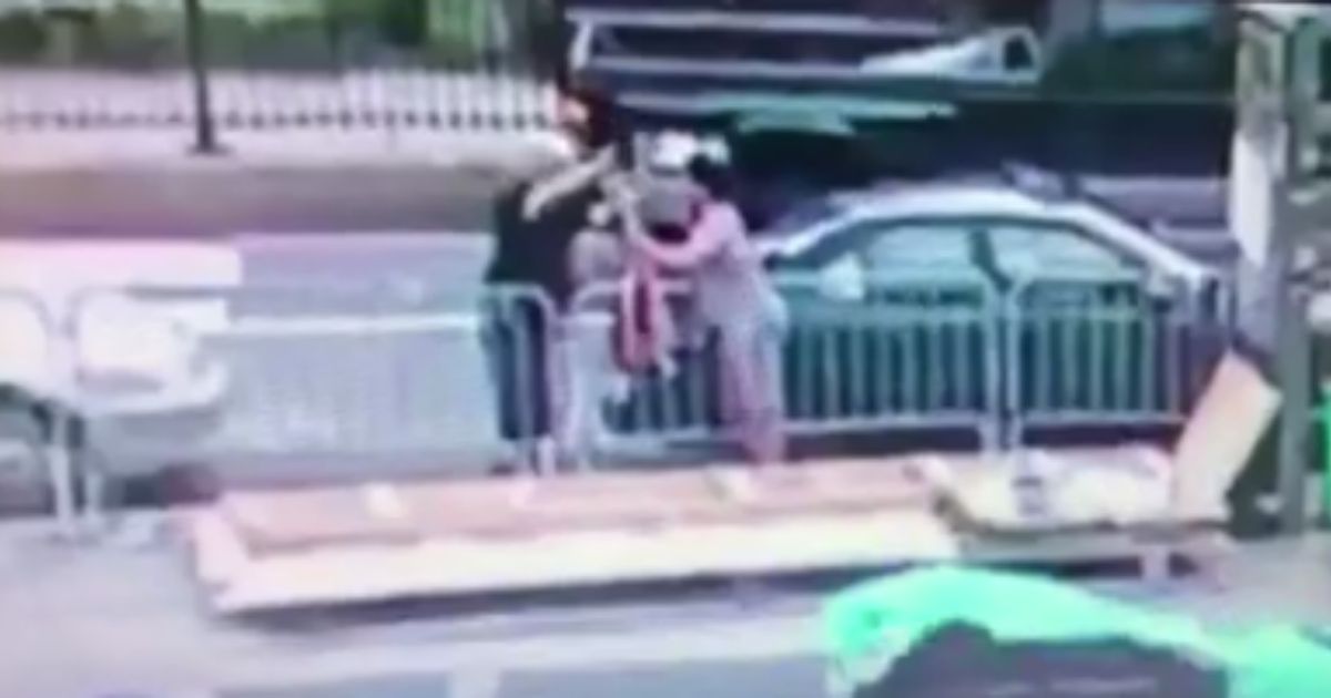 Video Shows Protesters Receive Shipment of Bats Just Before
Bloody Bridge Brawl with NYPD 1
