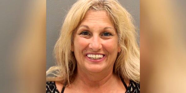 Maskless woman 'flips off pizza-shop employees, runs over
cop's foot' 1 Maskless woman 'flips off pizza-shop employees, runs over
cop's foot' 1