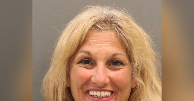 Police: Michigan Woman Asked to Wear Mask Flips Off
Restaurant Workers, Drives over Officer's Foot 1
