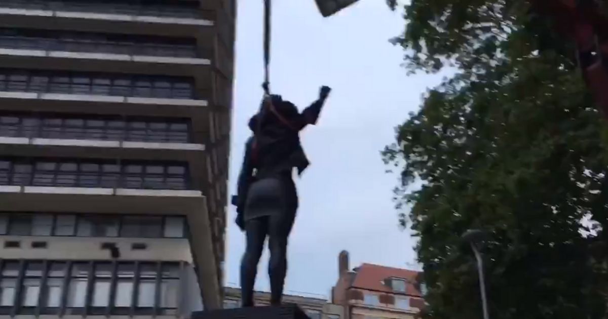 Protesters Given Taste of Their Own Medicine as Black Power
Statue Gets Taken Down Day After Installation 1