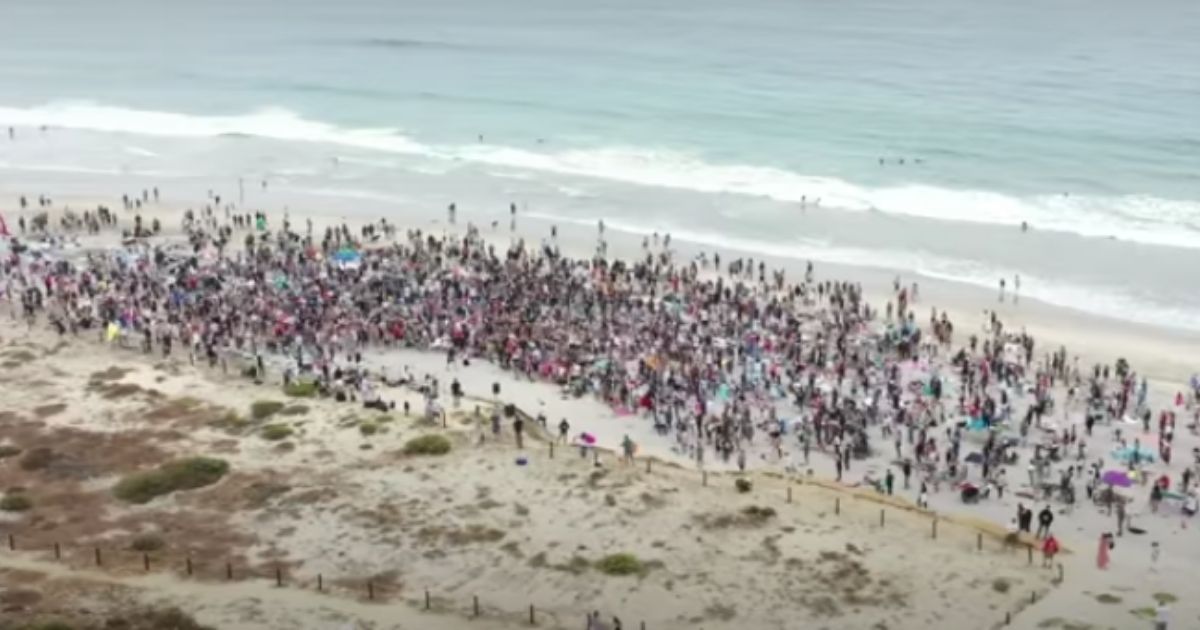 Christians Get Around Newsom Church Lockdown: Over 5,000
Show Up on CA Beach To Worship 1