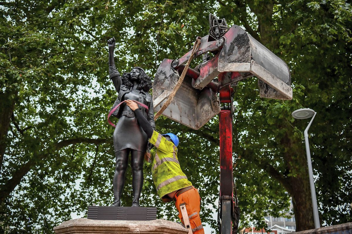 Statue of Black Lives Matter protester removed 24 hours
after it’s erected 1