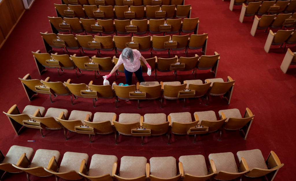 As rate of positive COVID-19 cases and hospitalizations
rise, Contra Costa bans indoor worship services, tightens mask
rules 1