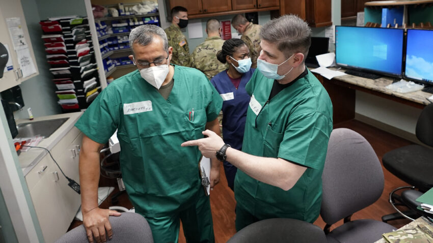 Coronavirus patients swamp emergency rooms in some US
states 1