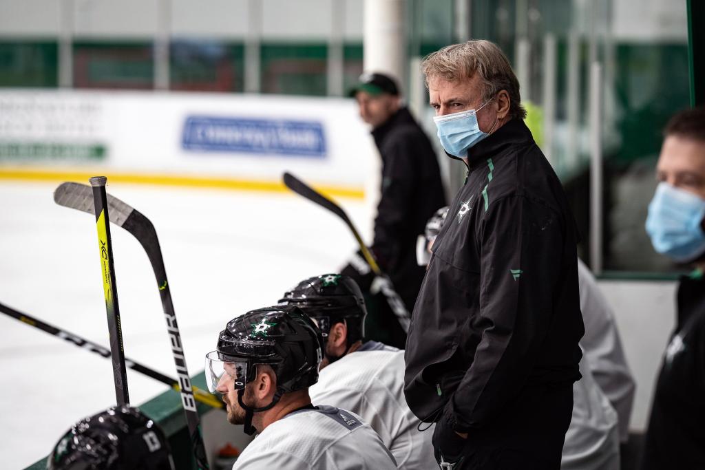 NHL’s older coaches debate wearing masks, taking
precautions 1