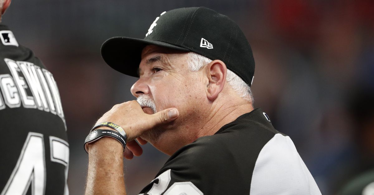 White Sox manager Rick Renteria with team for series opener
in Cleveland 1