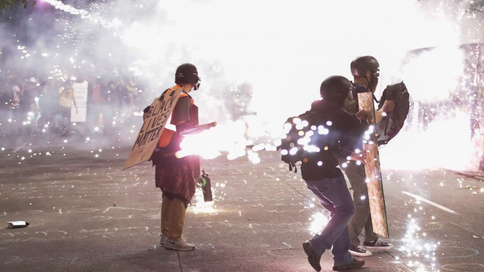 US agents use gas, flash bangs to clear Portland
protesters 1